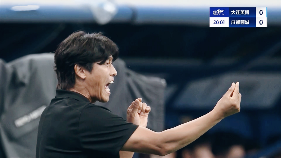 到场上, 毫不怵对手, 两队展开了